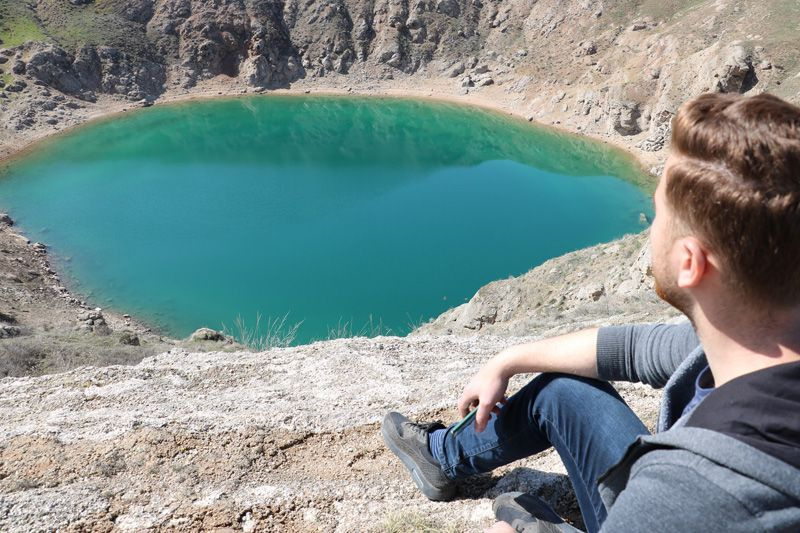 Tamamen doğal! Sivas'taki bu turkuaz göl görenleri şaşırtıyor
