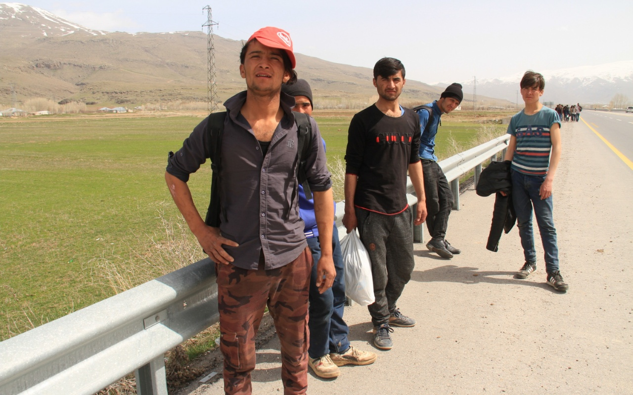 Van'da yol üstünde yürüyen 60 kaçak yakalandı