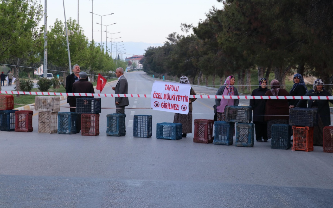 Pamukkale karayolunu bizim mülkiyetimiz diyerek trafiğe kapattılar