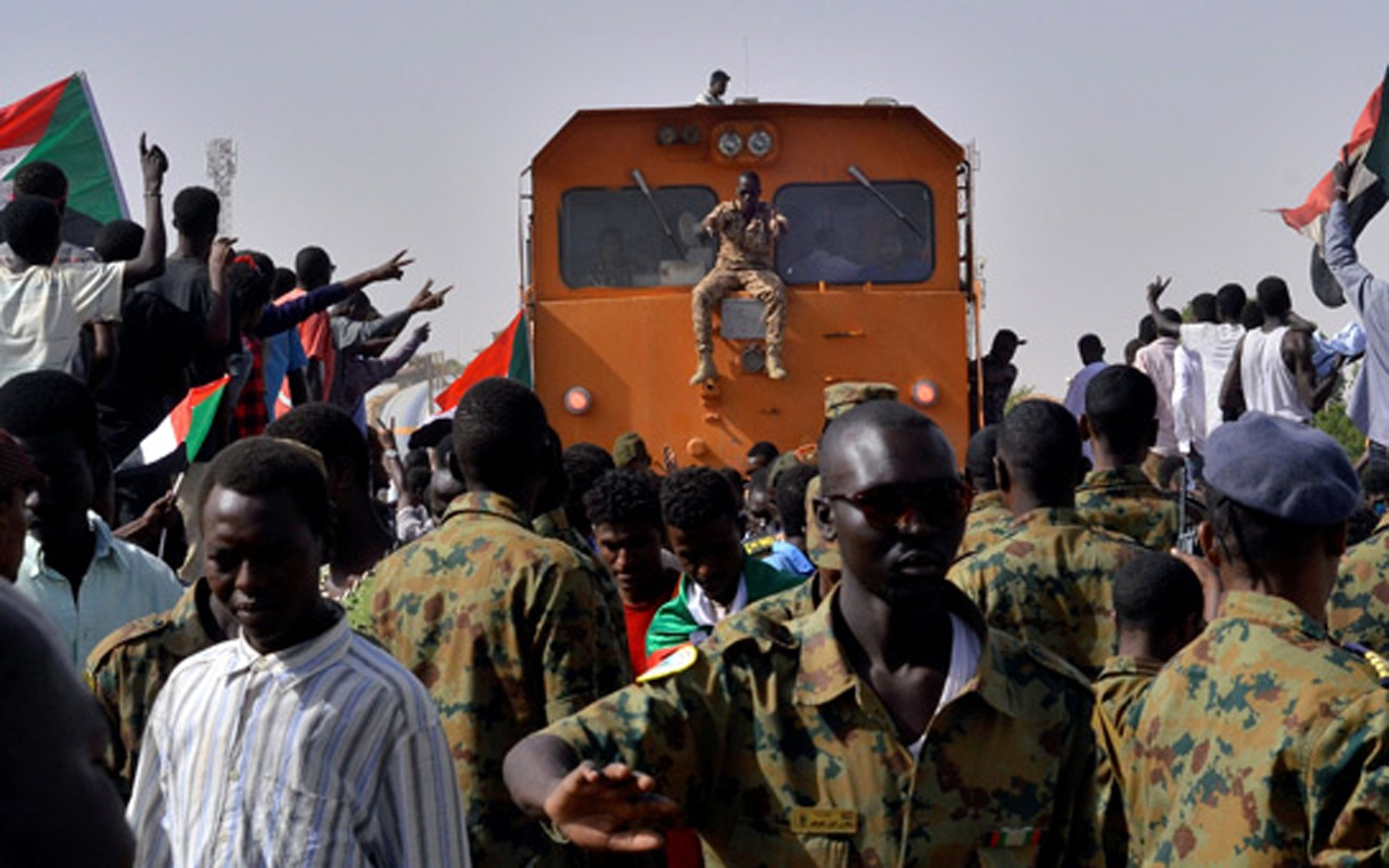 Sudan karıştı! Askerler ve halk karşı karşıya