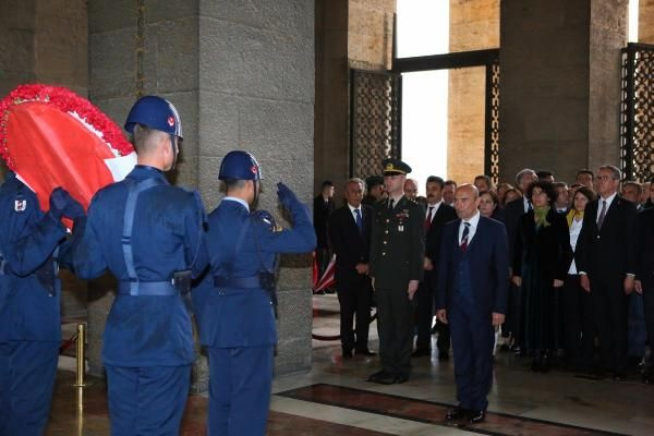 İzmir Büyükşehir  Belediye Başkan Soyer Anıtkabir'i ziyaret etti Deftere ne yazdı