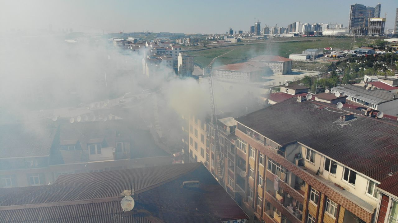 Esenyurt'ta korkutan çatı yangını havadan görüntülendi