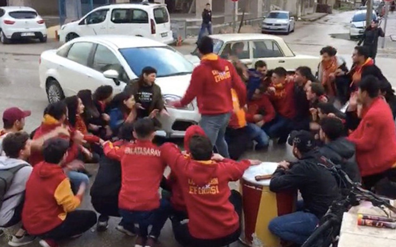 Otomobil, tezahürat yapan Galatasaraylı taraftarların arasına daldı!