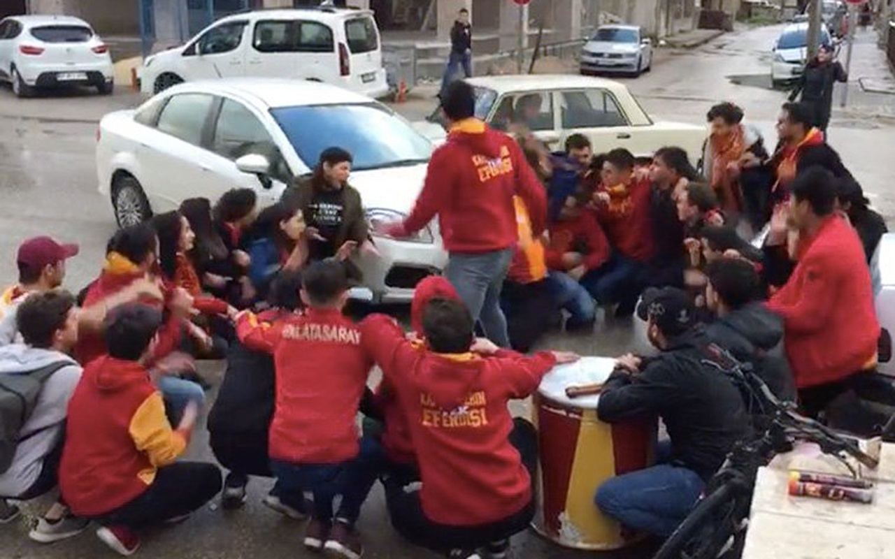 Otomobil, tezahürat yapan Galatasaraylı taraftarların arasına daldı! O anlar kamerada