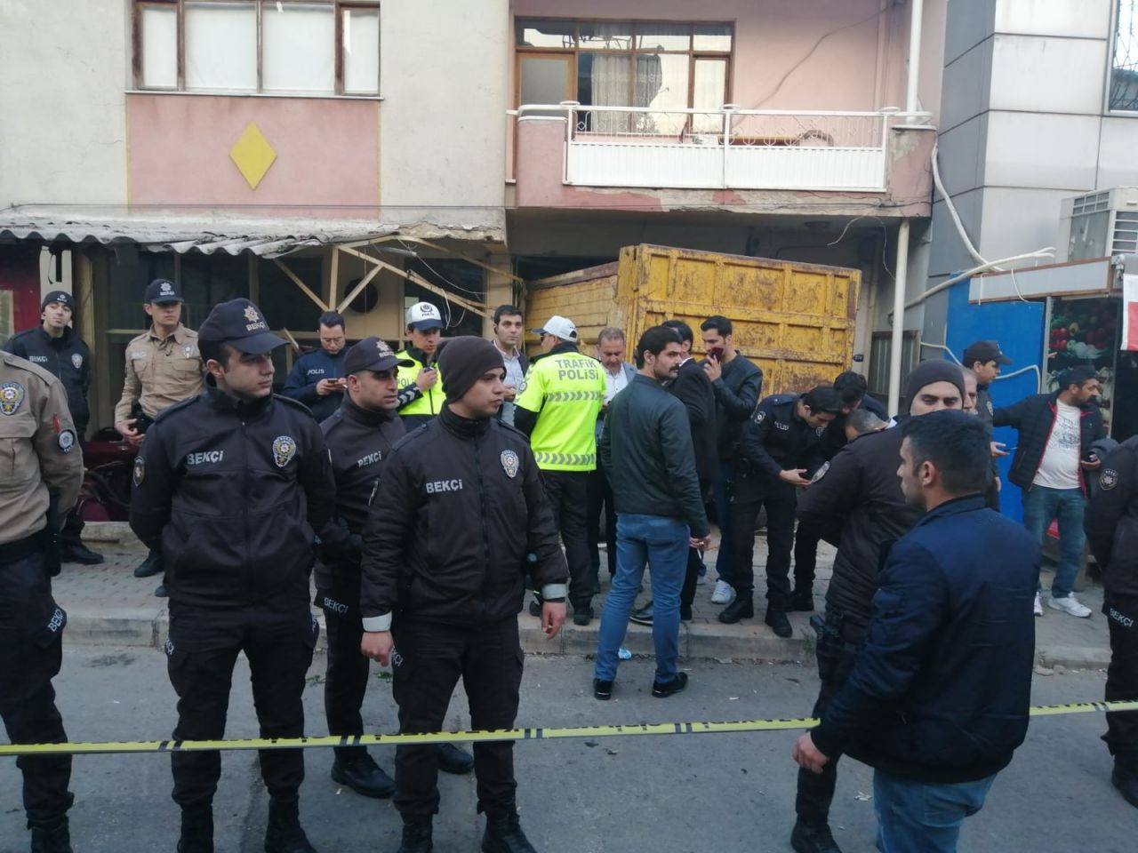 İzmir'de freni boşalan kamyon kahvehaneye daldı