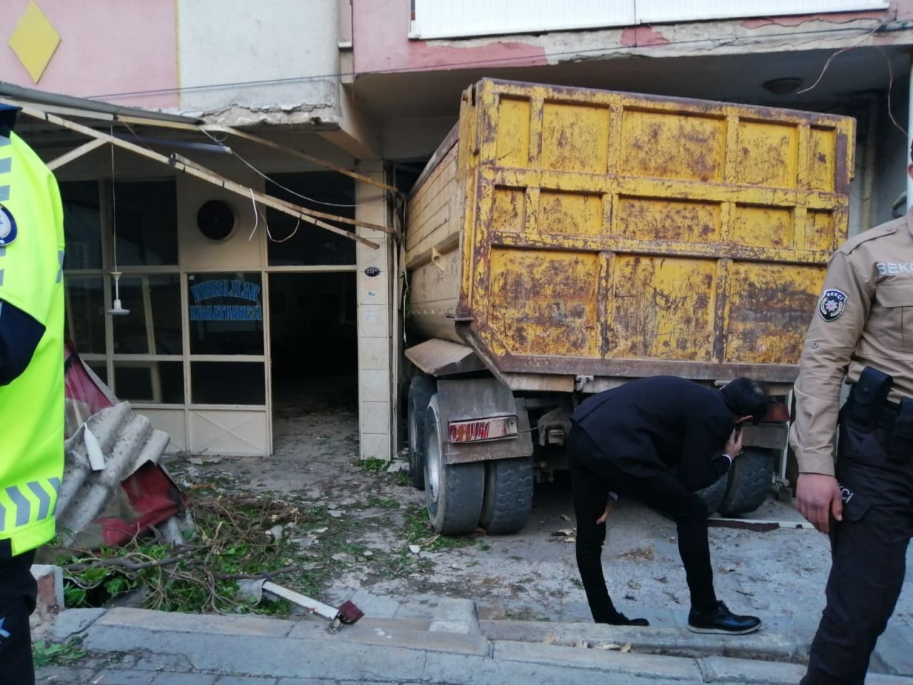 İzmir'de freni boşalan kamyon kahvehaneye daldı