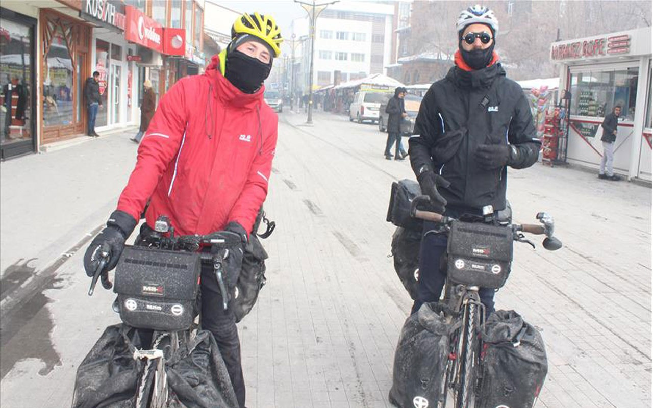 Dünya turu yapan bisikletli gezginler Ağrı'da