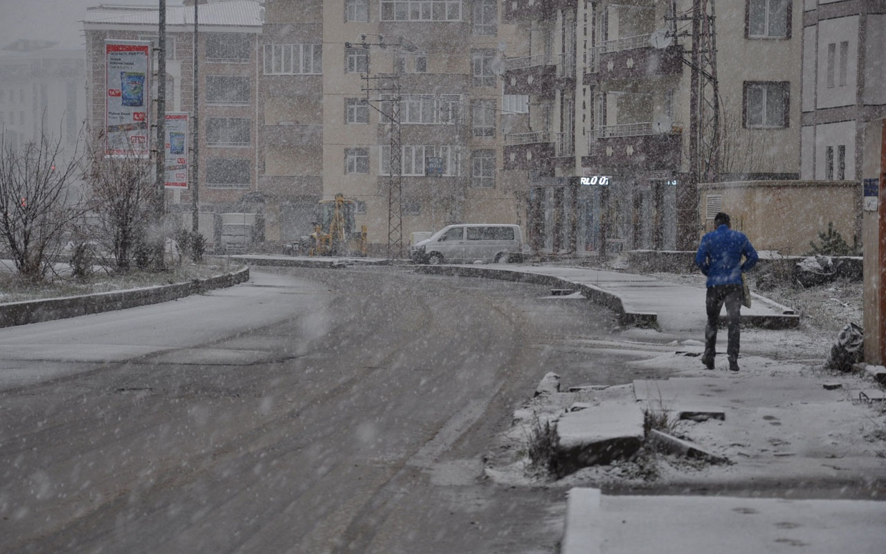 Kars’ta kara kış! Nisan ayında lapa lapa kar yağdı