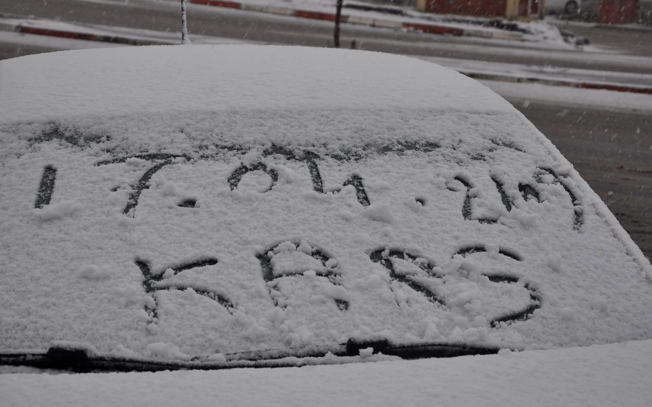 Kars’a Nisan ayında lapa lapa kar yağdı