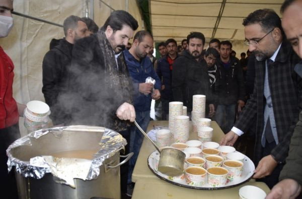 Ağrı Belediye Başkanı Savcı Sayan Suriyelilere sıcak çorba dağıttı gönülleri ısıttı