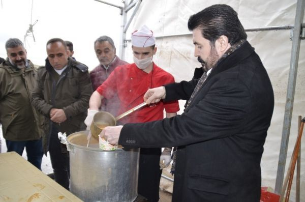 Ağrı Belediye Başkanı Savcı Sayan Suriyelilere sıcak çorba dağıttı gönülleri ısıttı