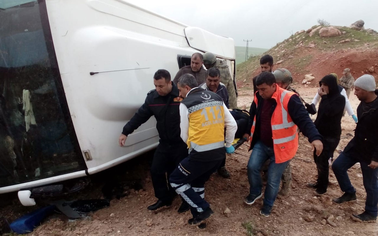 Diyarbakır’da yolcu midibüsü devrildi: 1’i ağır 13 yaralı