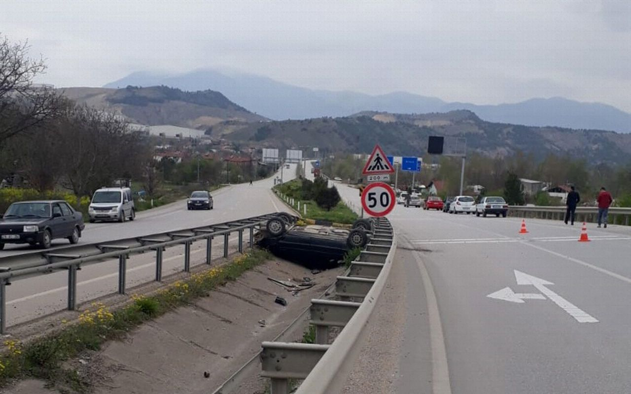 Karabük'te yoldan çıkan otomobil takla atarak refüje düştü