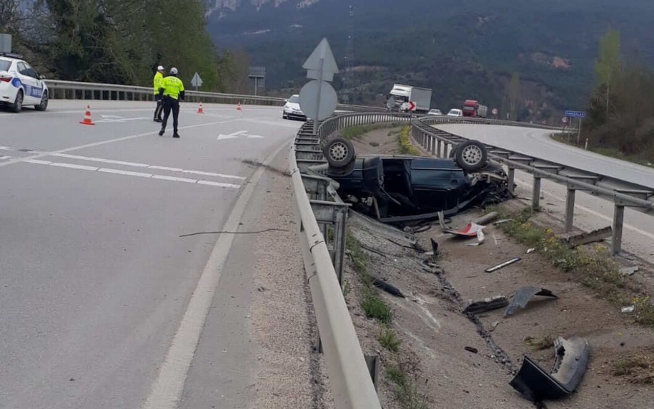 Karabük'te yoldan çıkan otomobil takla atarak refüje düştü