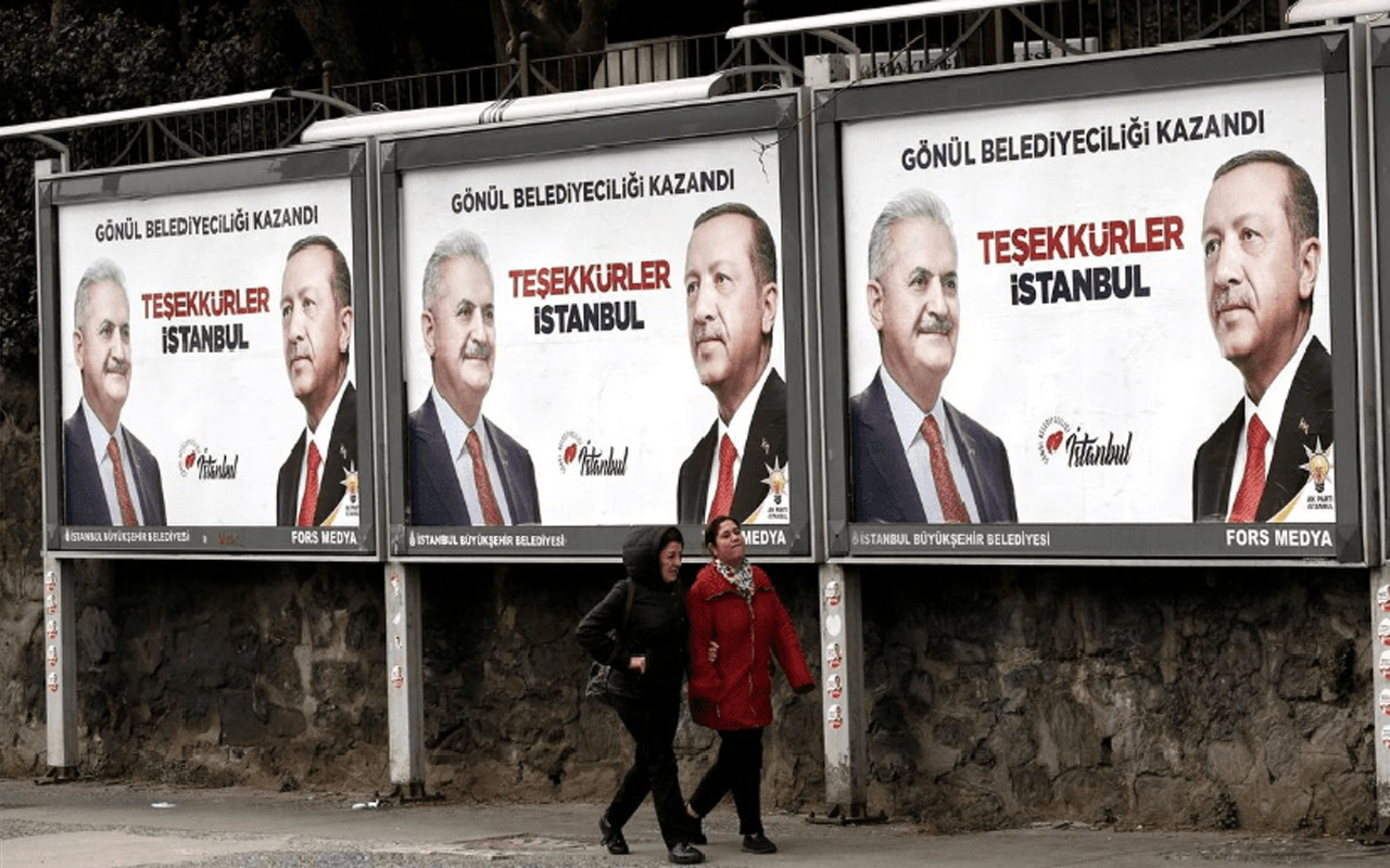 Mazbatayı Ekrem İmamoğlu aldı! "Teşekkürler İstanbul" afişine bakın ne oldu?