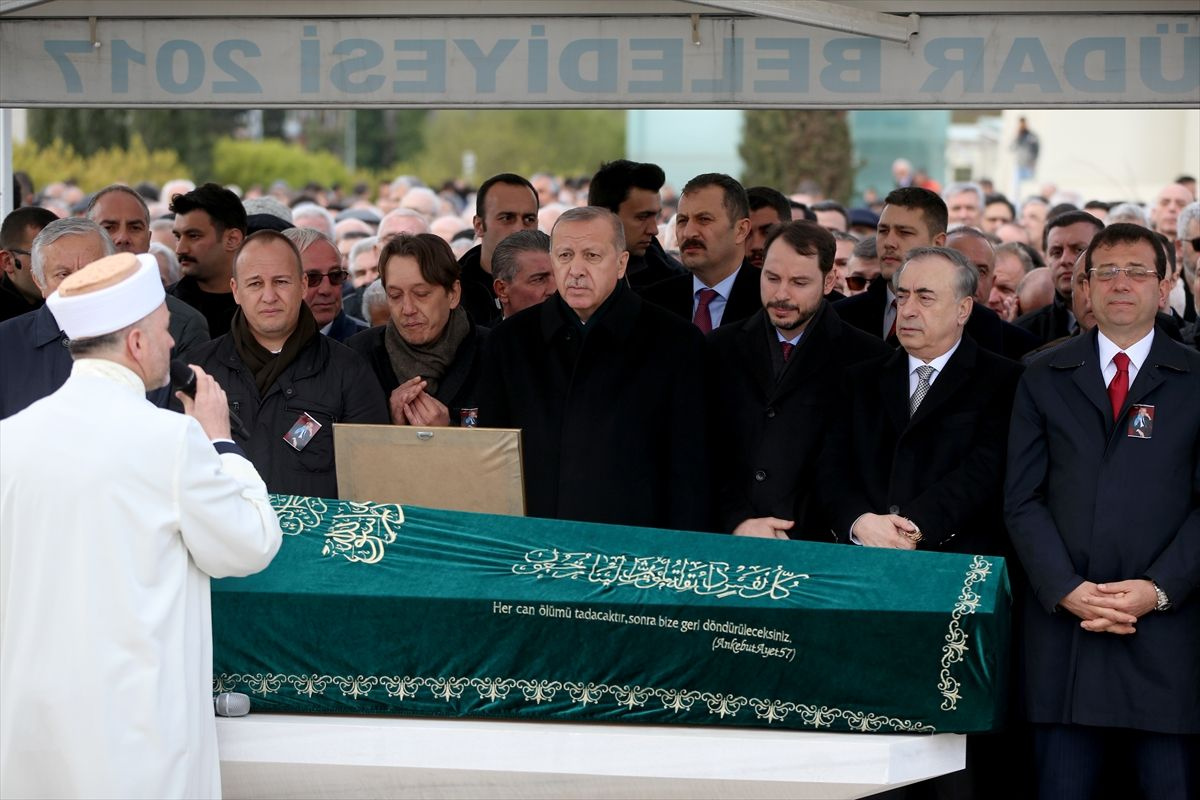 Cumhurbaşkanı Erdoğan'la Ekrem İmamoğlu aynı cenazede saf tuttular