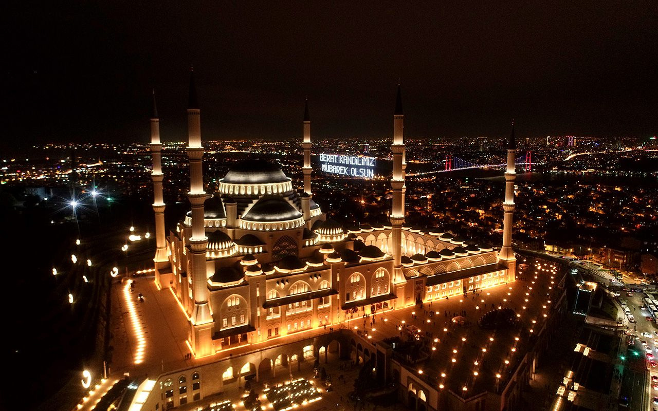 İstanbullular Berat Kandilinde camilere akın etti