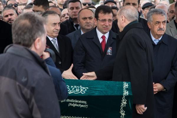 Cumhurbaşkanı Erdoğan'la Ekrem İmamoğlu aynı cenazede saf tuttular