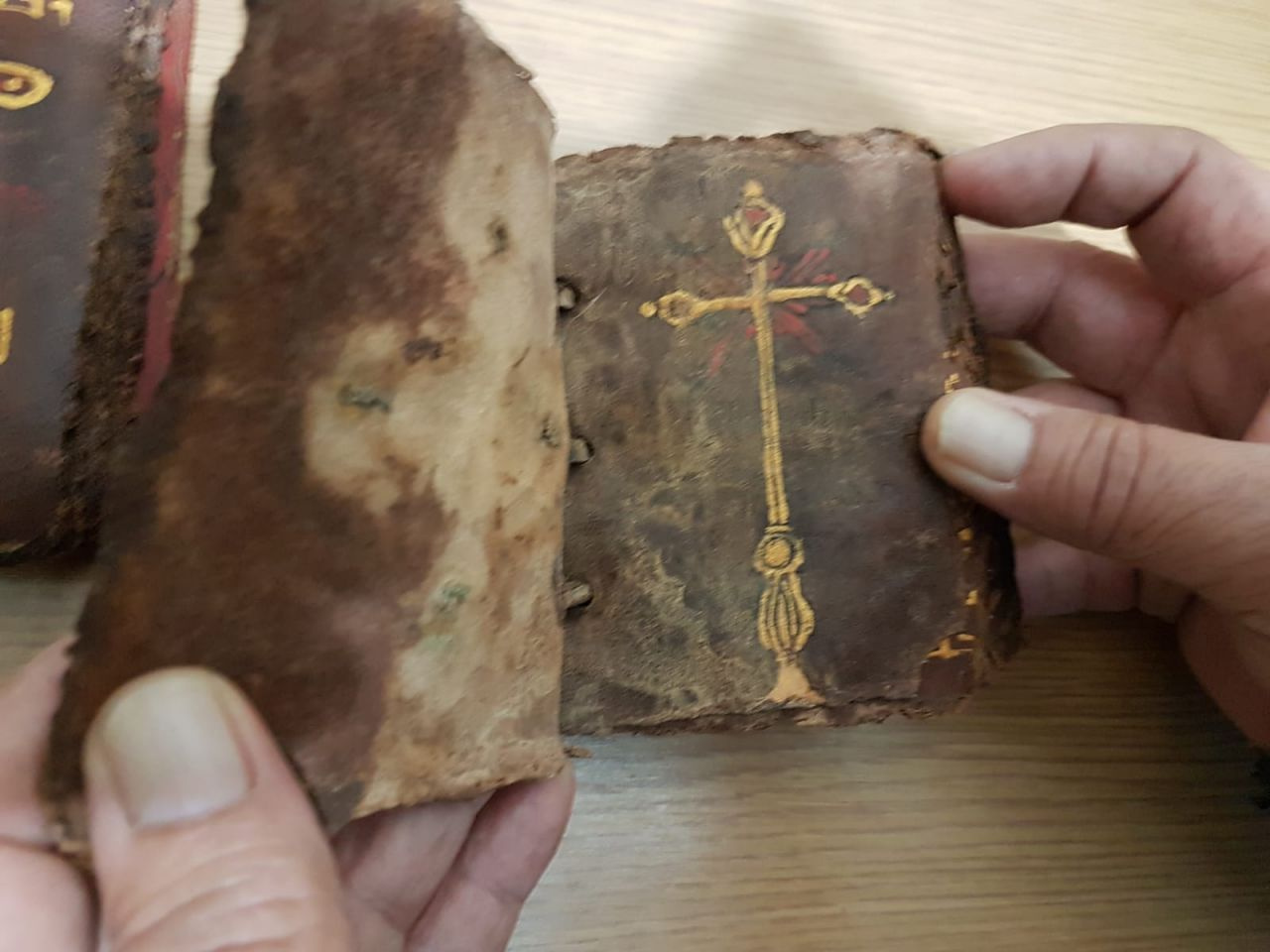 Adana'da ceylan derisi üzerine altın işlemeli tarihi İncil ele geçirildi