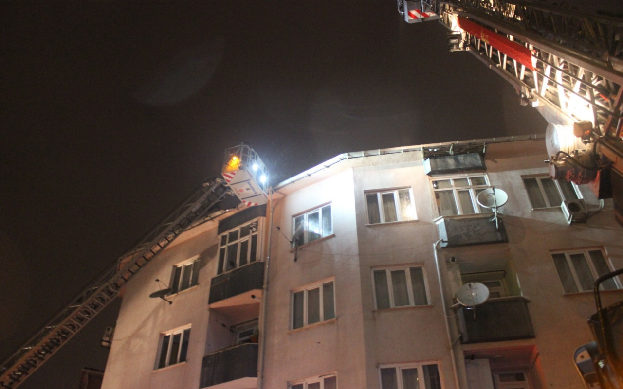 EYÜP SULTAN'da evin çatısında çıkan yangın, ev sahibine feryat ettirdi