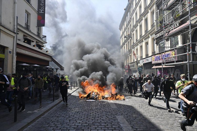 Göstericiler Paris sokaklarını ateşe verdi