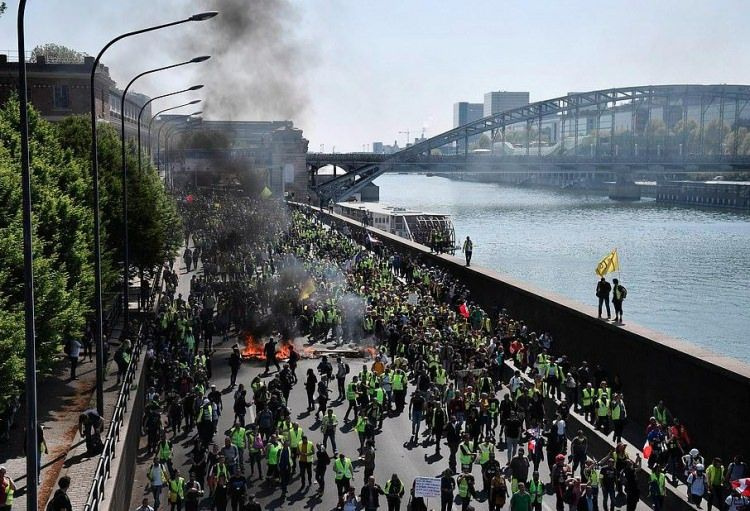 Göstericiler Paris sokaklarını ateşe verdi