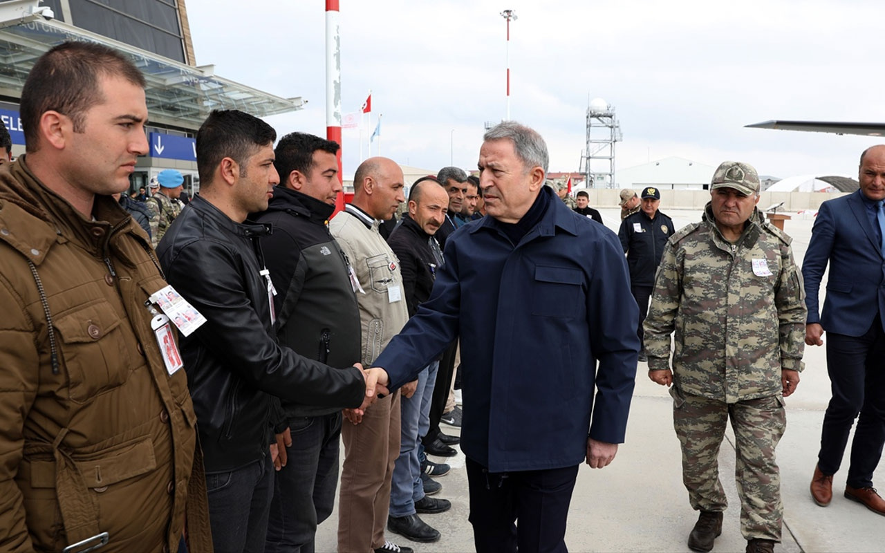 Hulusi Akar ve komutanlar sınırda