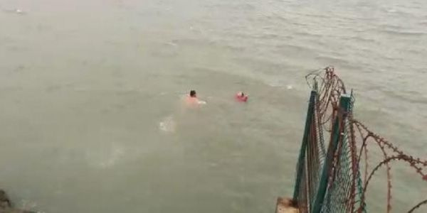 Samsun'da denize atlayan genç kızı polis kurtardı