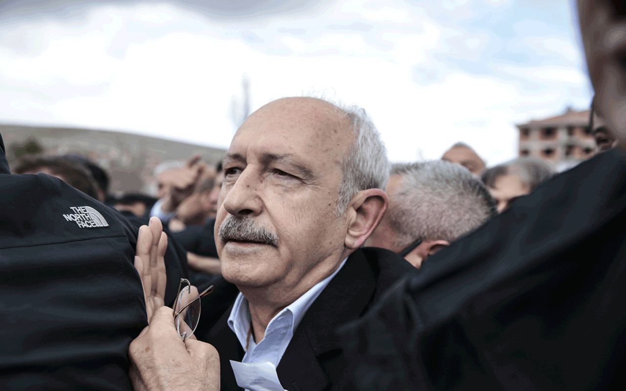 Kemal Kılıçdaroğlu saldırıya uğradığı cenazede evden bakın nasıl çıkartıldı