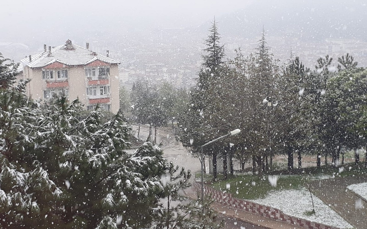 Amasya’ya lapa lapa kar yağdı