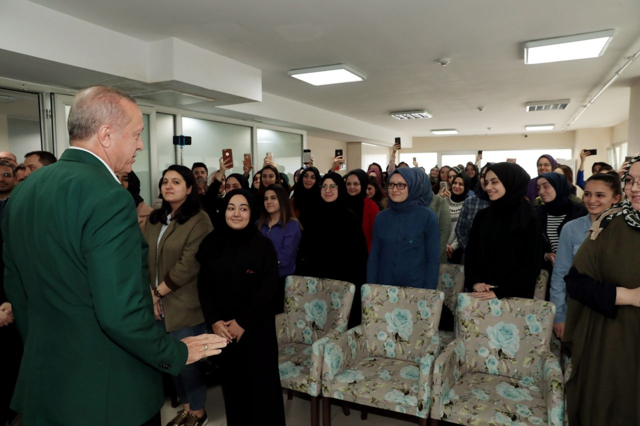 Cumhurbaşkanı Erdoğan’dan kız yurduna ziyaret