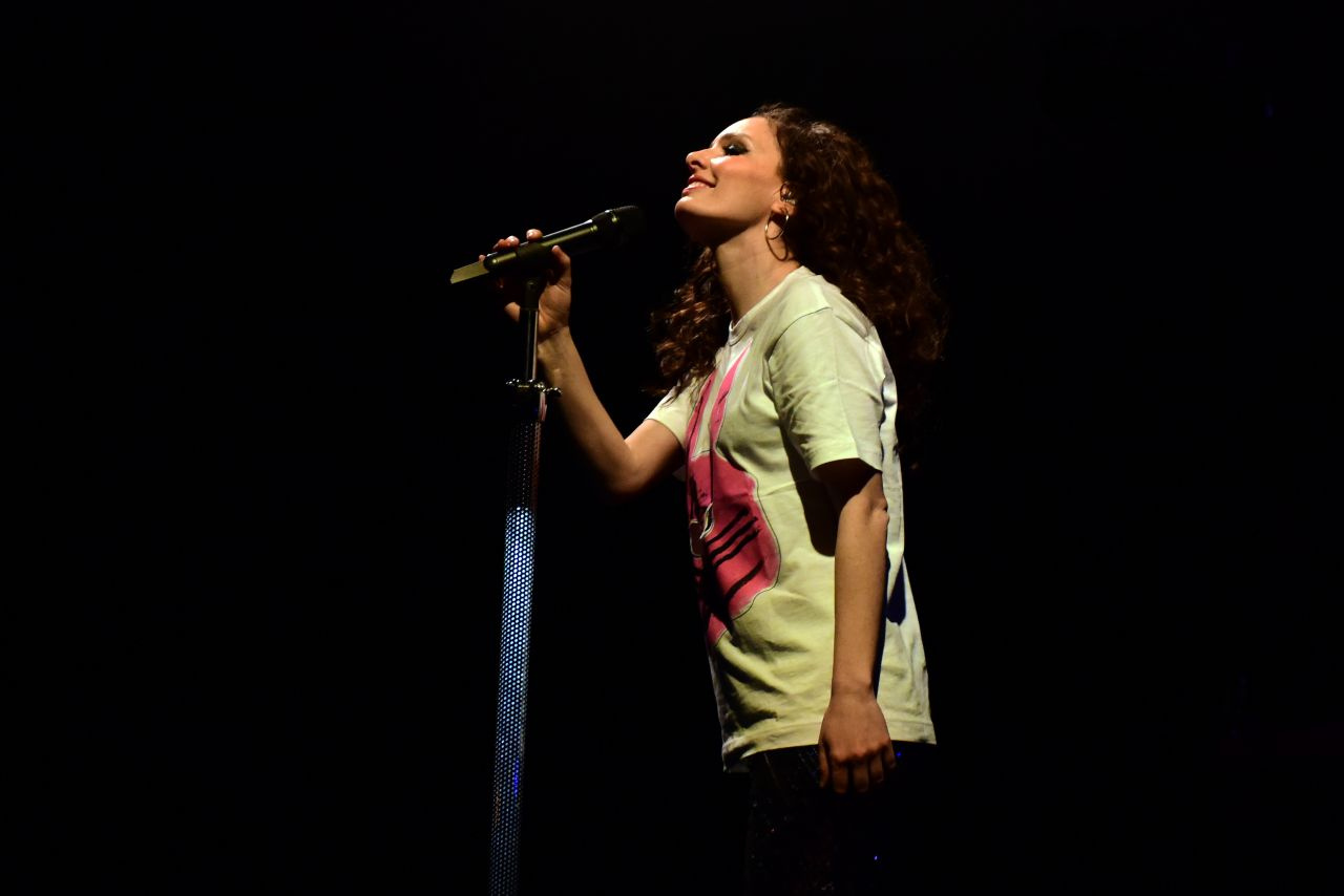 Nil Karaibrahimgil'in Bursa konserinde sürpriz evlenme teklifi