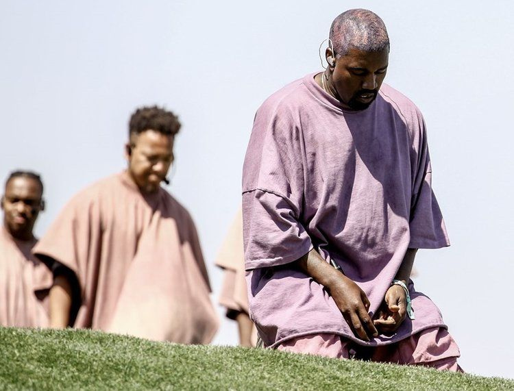 Kanye West'ten çölde sıra dışı konser
