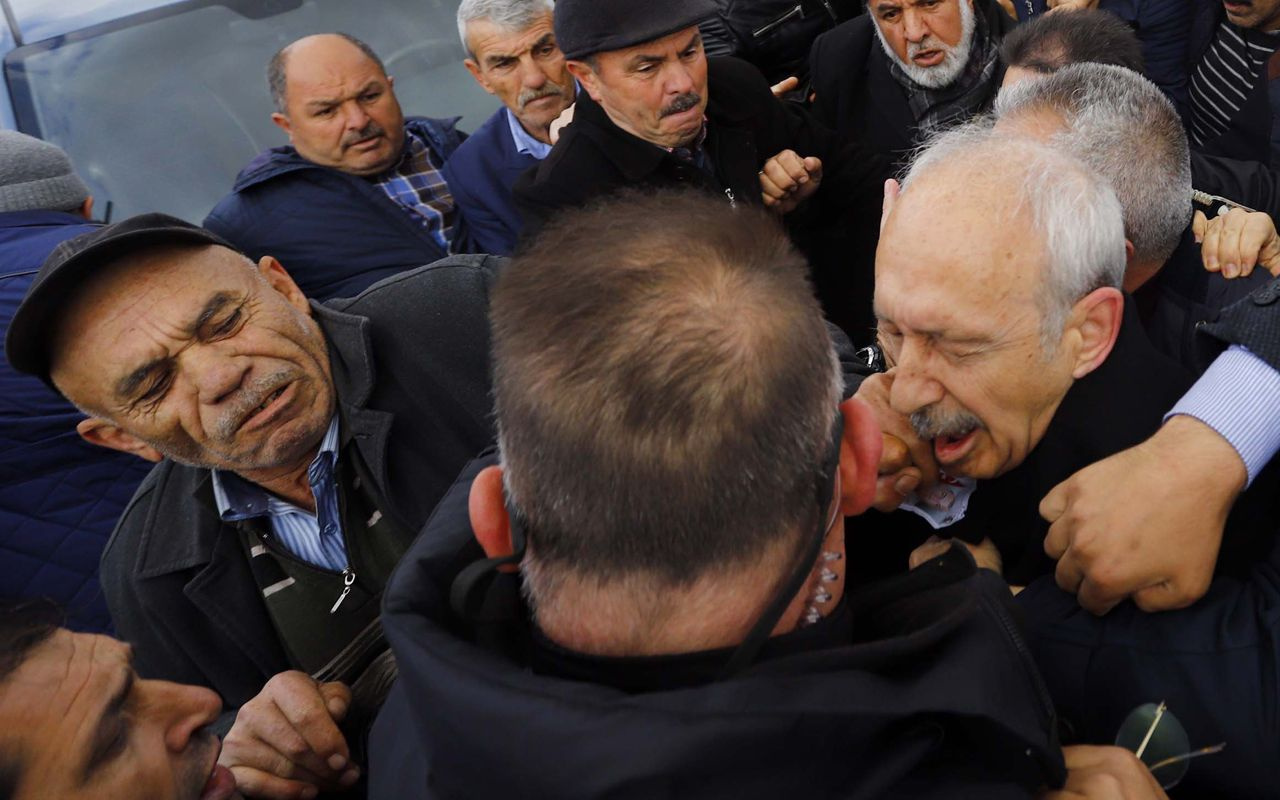 Kılıçdaroğlu'na şehit cenazesinde saldırı! Olay görüntüler