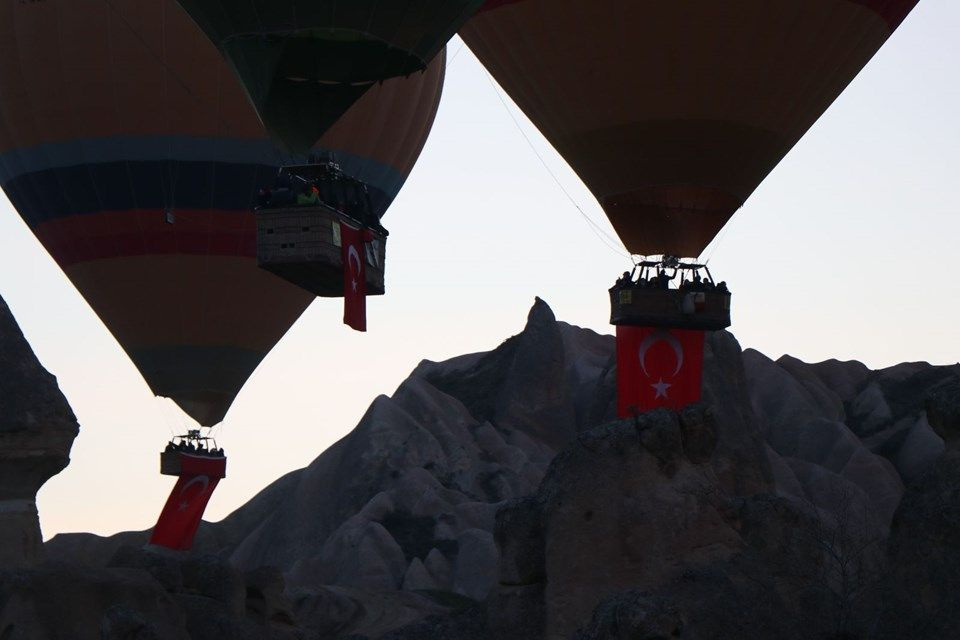 Kapadokya'da görsel şölen... Balonlar Türk bayraklarıyla havalandı