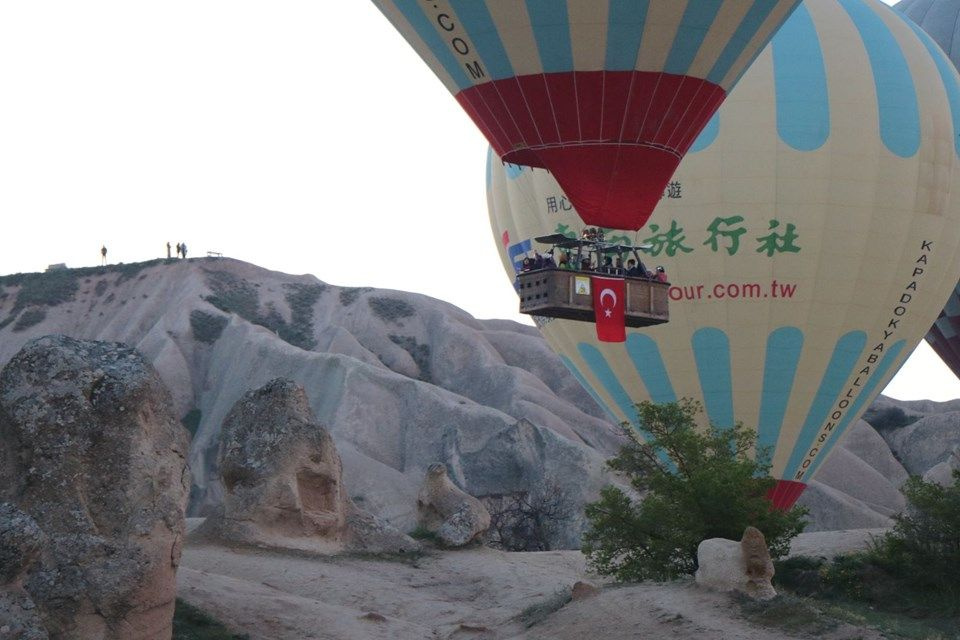 Kapadokya'da görsel şölen... Balonlar Türk bayraklarıyla havalandı