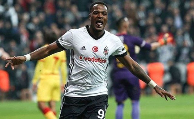 Beşiktaşlı yıldız futbolcu Dilan Çiçek Deniz'e  DM'den yürüdü