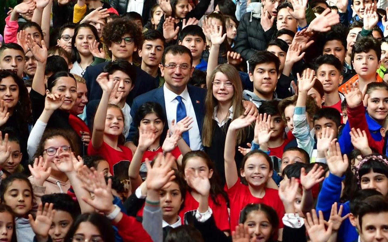 Ekrem İmamoğlu koltuğunu ortaokul öğrencisine bıraktı