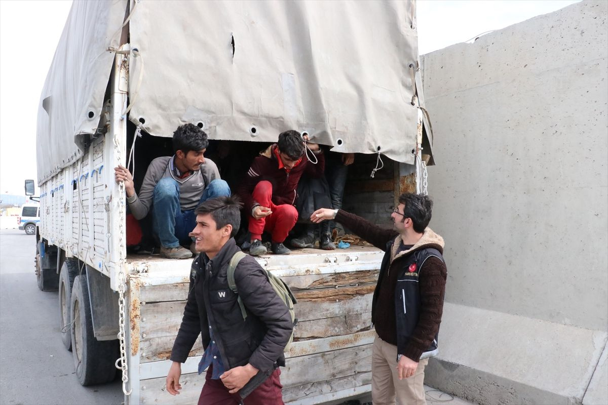 Erzincan'da kamyon kasasında 100 düzensiz göçmen yakalandı