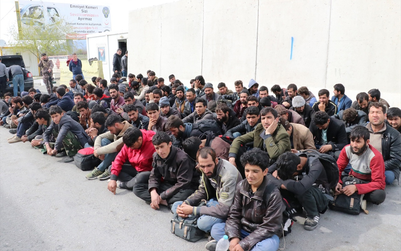 Erzincan'da kamyon kasasında 100 düzensiz göçmen yakalandı