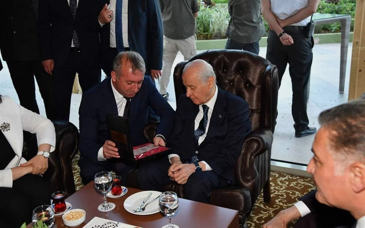 MHP lideri Bahçeli'ye çok özel hediye