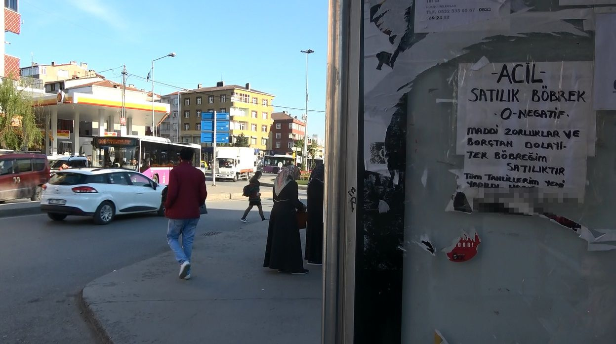 Sultangazi'de otobüs duraklarına 'satılık böbrek' ilanı astı