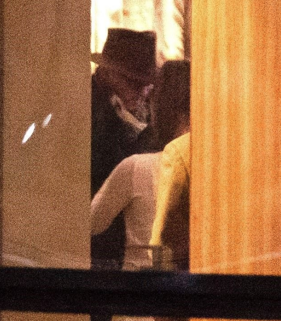 Johnny Depp 30 yaş küçük sevgilisiyle öpüşürken böyle çekildi
