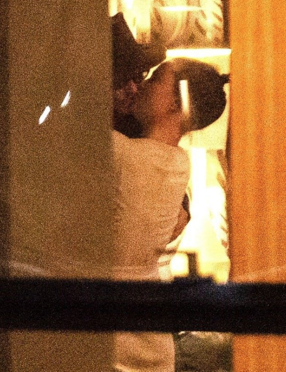 Johnny Depp 30 yaş küçük sevgilisiyle öpüşürken böyle çekildi