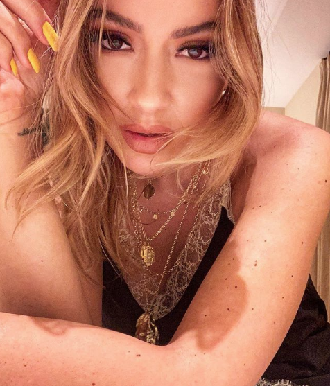 Hadise'den göğüs dekolteli cesur pozlar