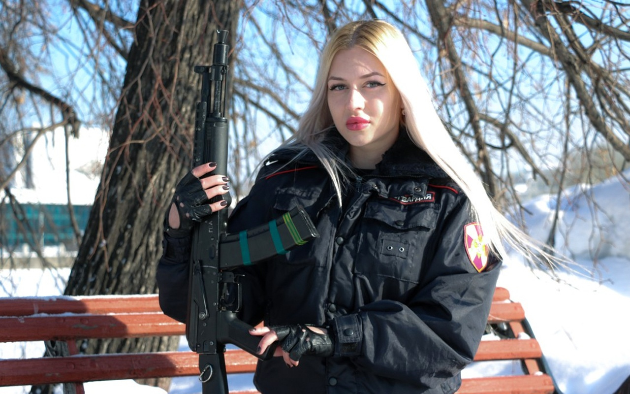 Rusya'nın en güzel kadın polisi seçildi