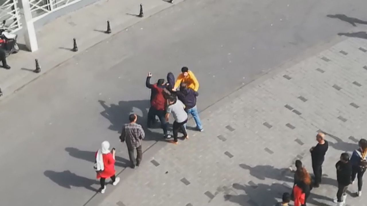 Taksim'de 'meydan' dayağı! İki sevgili arasında kavga çıktı