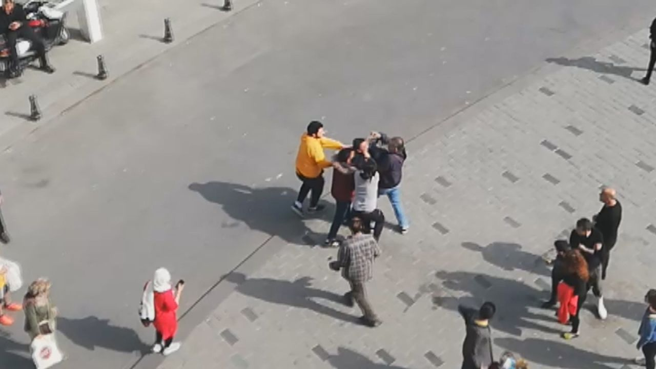 Taksim'de 'meydan' dayağı! İki sevgili arasında kavga çıktı