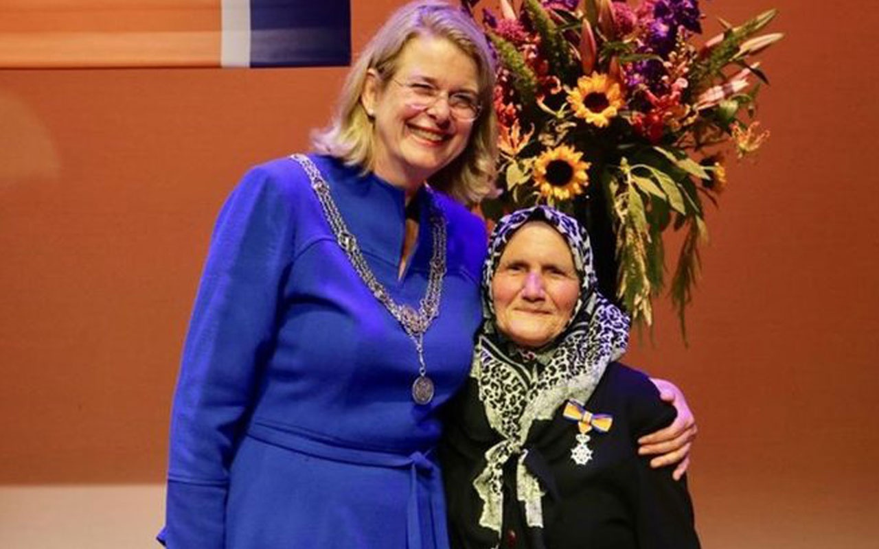 Hollanda'da 82 yaşındaki Zehra nineye 'Kraliyet Nişanı' verildi