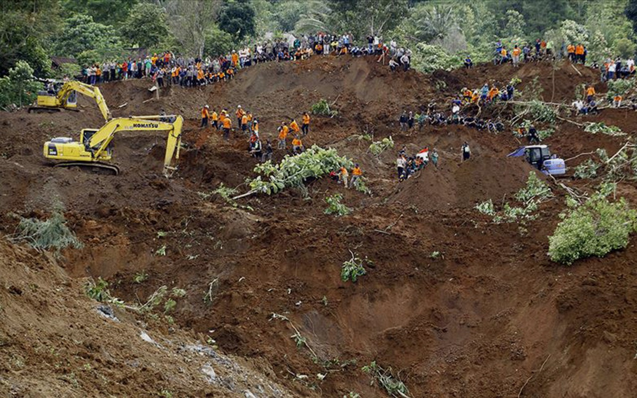 Endonezya'da sel ve toprak kayması 12 ölü